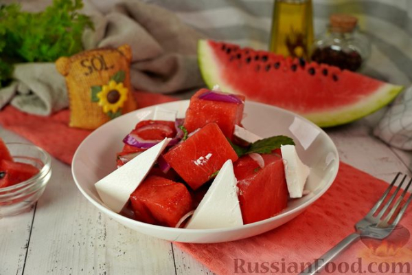 Карпузосалата (салат из арбуза с фетой и красным луком)