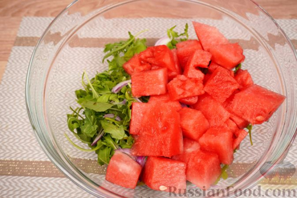 Арбузный салат с фетой и руколой