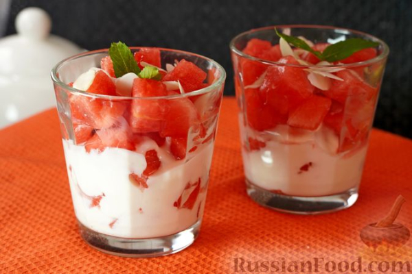 Йогуртовый десерт с арбузом