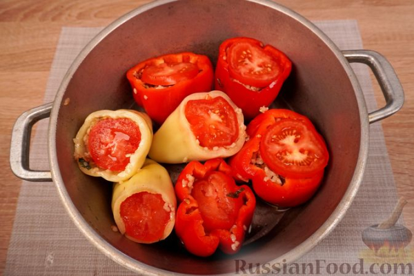 Фаршированный перец с рисом, фисташками и изюмом