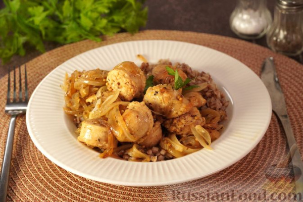 Купаты, тушенные с луком