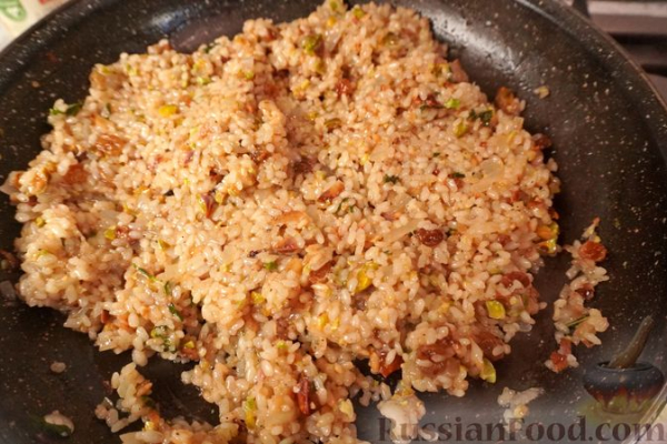 Фаршированный перец с рисом, фисташками и изюмом