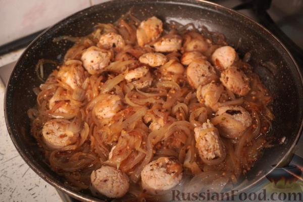 Купаты, тушенные с луком