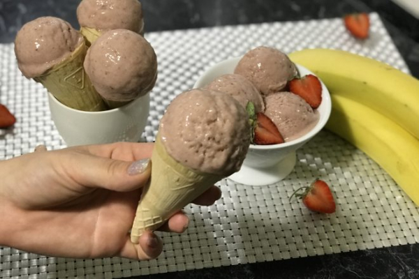 Банановое мороженое с клубникой без сахара и сливок