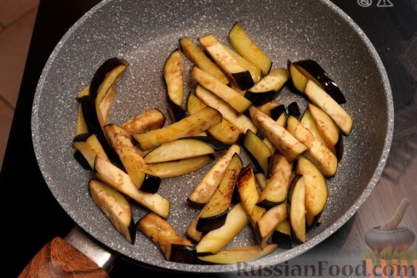 Чечевица с баклажанами и стручковой фасолью, на сковороде