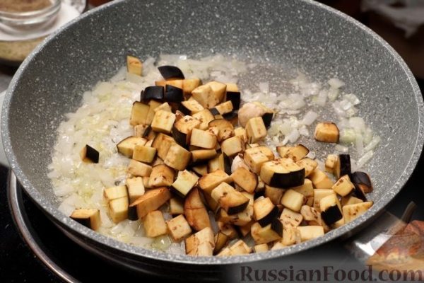 Салат с фунчозой, кальмарами, баклажанами и шампиньонами