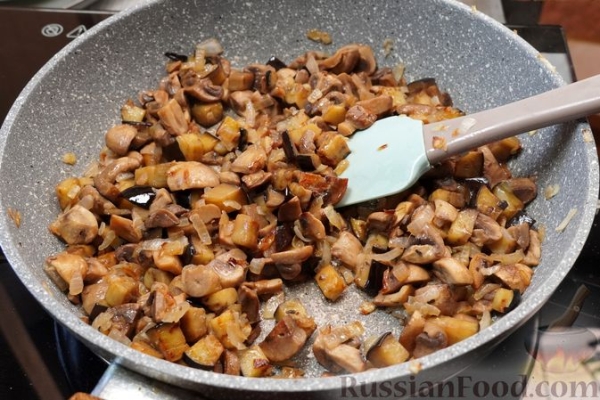 Салат с фунчозой, кальмарами, баклажанами и шампиньонами