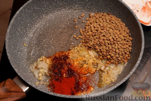 Чечевица с баклажанами и стручковой фасолью, на сковороде