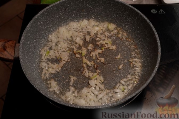 Чечевица с баклажанами и стручковой фасолью, на сковороде